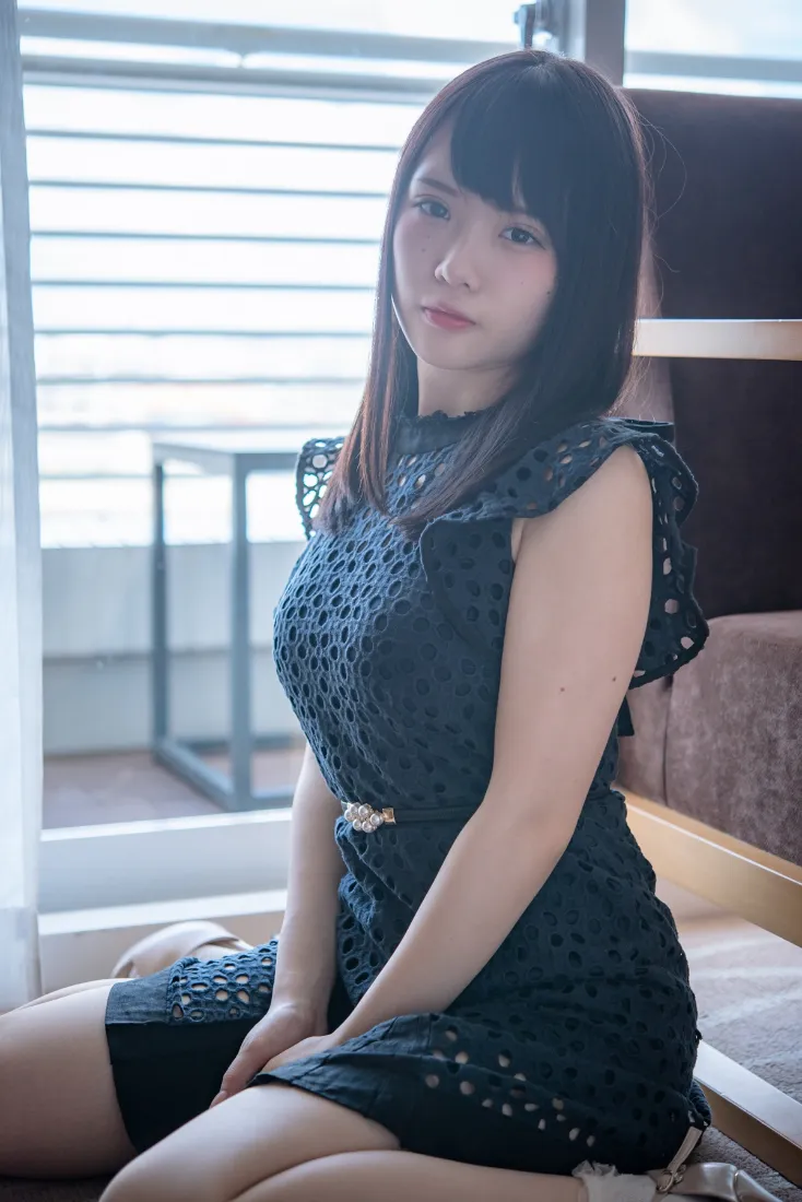 气质美女手机壁纸｜居家背景图片 - 修身黑裙「哲风壁纸」