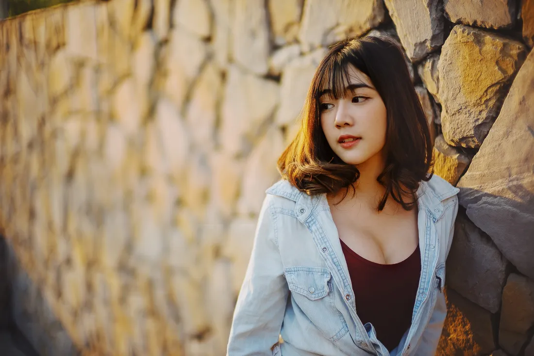 2k短发少女壁纸｜户外背景图片 - 石墙「哲风壁纸」