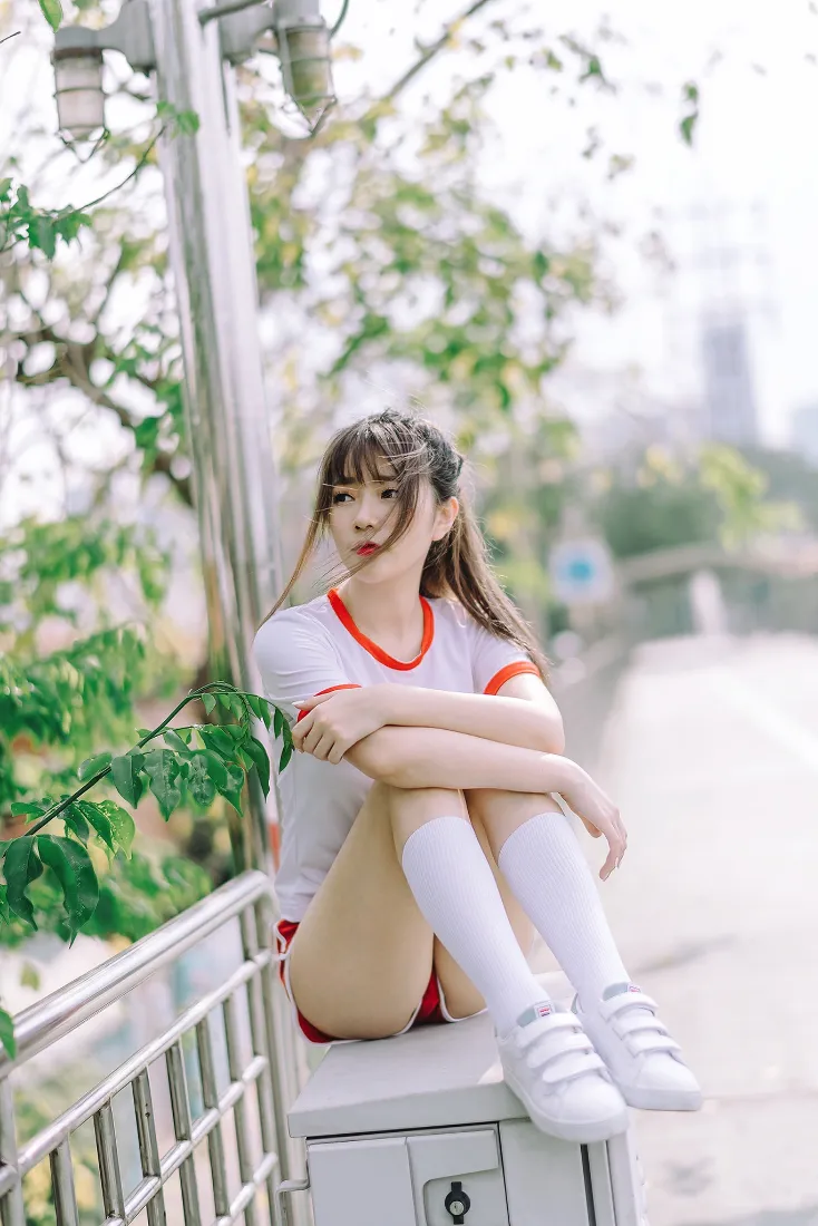 青春少女手机壁纸｜户外路边背景图片 - 清新治愈「哲风壁纸」