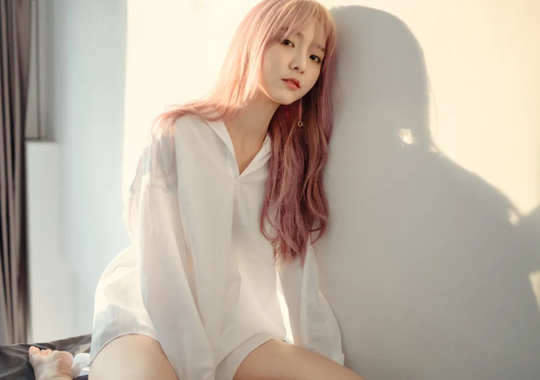 2k粉发女生壁纸｜阳光背景图片 - 居家氛围感「哲风壁纸」