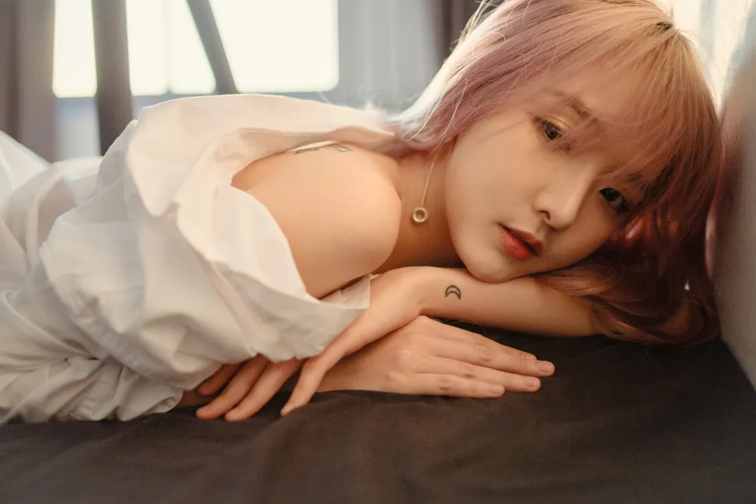 2k浅发女生壁纸｜慵懒居家背景图片 - 暖调阳光「哲风壁纸」