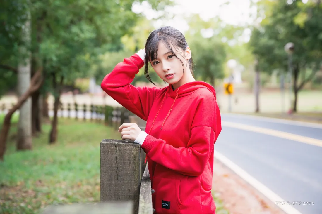 2k红衣女生壁纸｜户外背景图片 - 清新林荫「哲风壁纸」