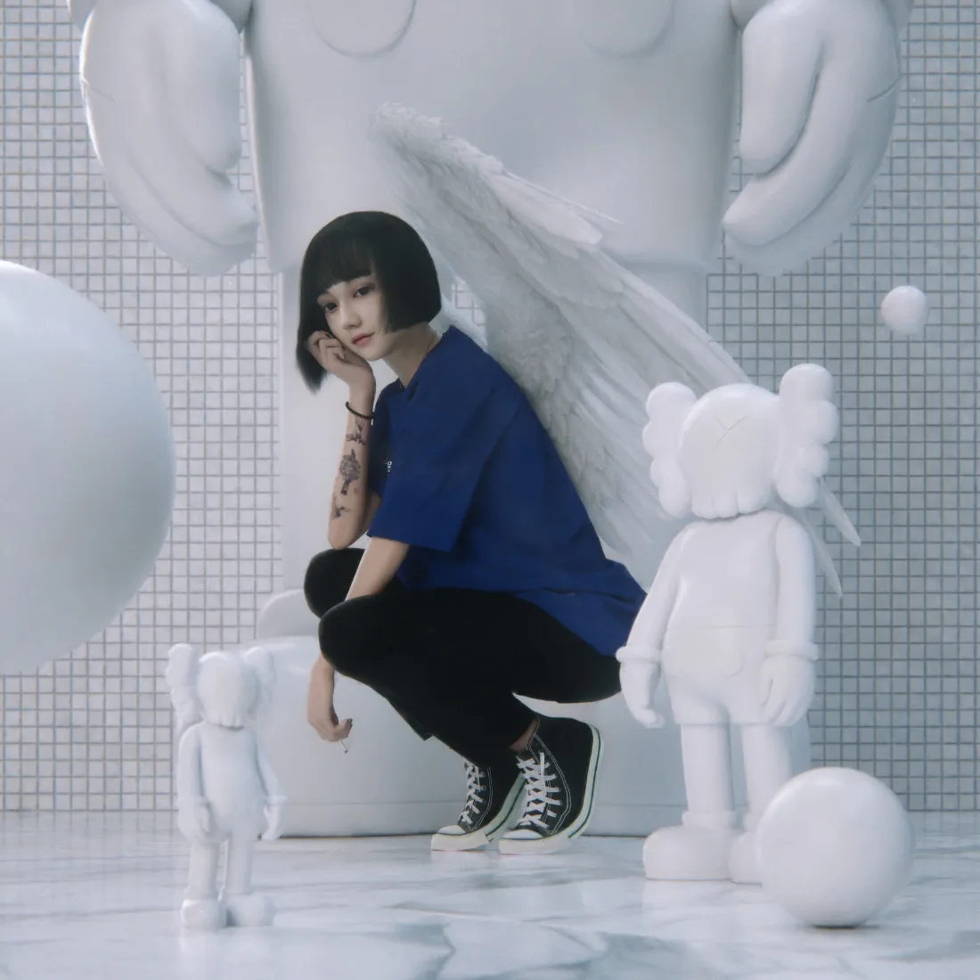 KAWS潮玩手机壁纸｜白色背景图片 - 短发女生形象「哲风壁纸」