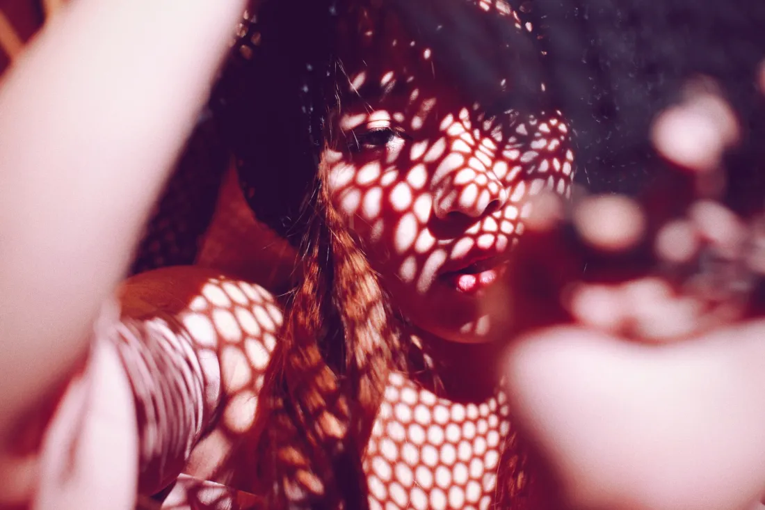 3k阳光排球场光影壁纸｜氛围感人像背景图片 - 网格特写「哲风壁纸」