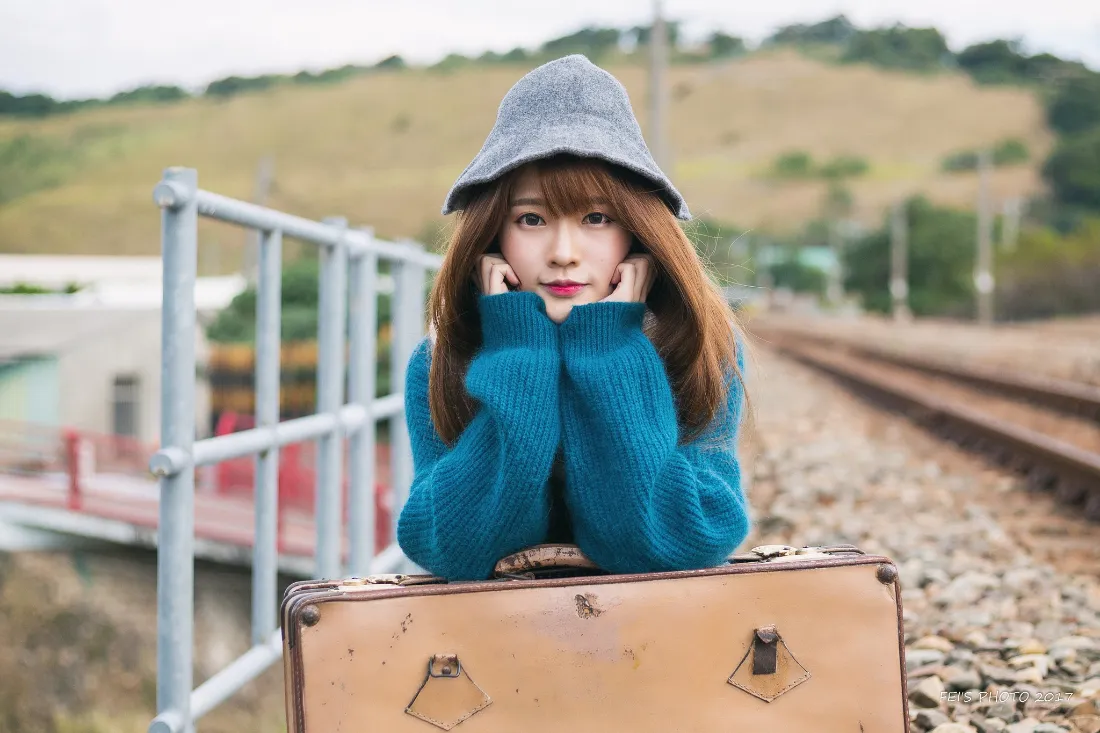 2k少女写真壁纸｜铁路郊野背景图片 - 休闲旅行「哲风壁纸」