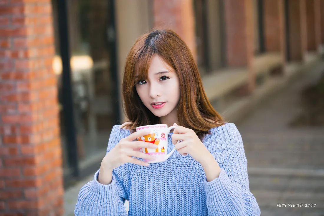 2k气质美女壁纸｜街头背景图片 - 走廊喝咖啡「哲风壁纸」