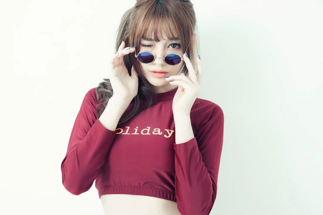 2k墨镜辣妹壁纸｜纯色背景图片 - 红色短上衣「哲风壁纸」