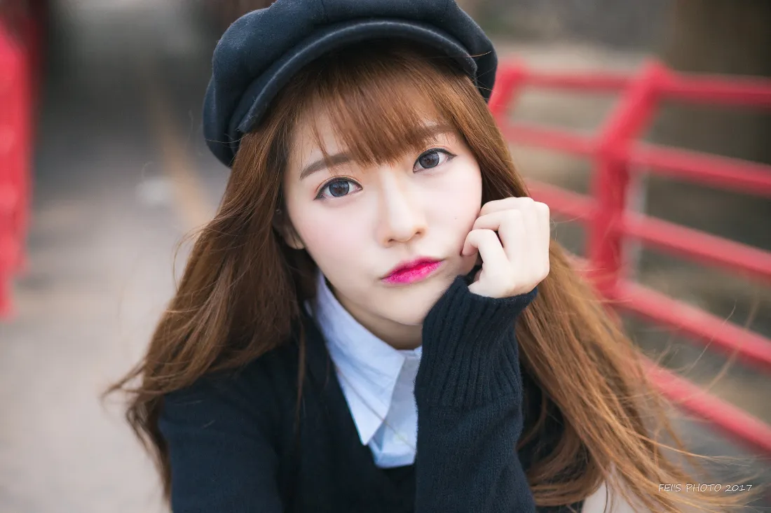 2k可爱女生壁纸｜户外背景图片 - 楼梯口留影「哲风壁纸」