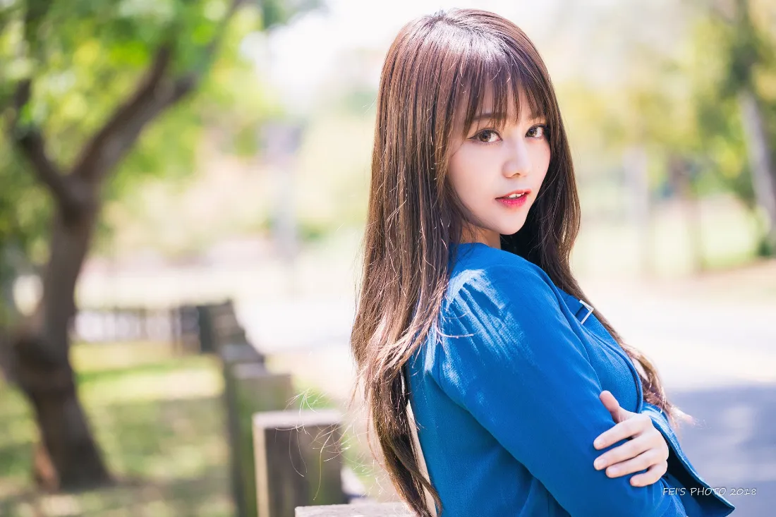 2k长发美女壁纸｜蓝色背景图片 - 公园户外「哲风壁纸」