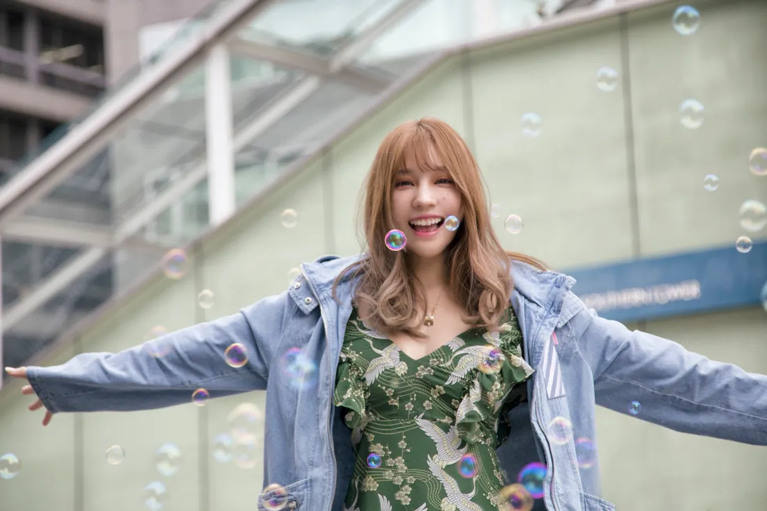 3k可爱少女壁纸｜户外街景背景图片 - 泡泡「哲风壁纸」