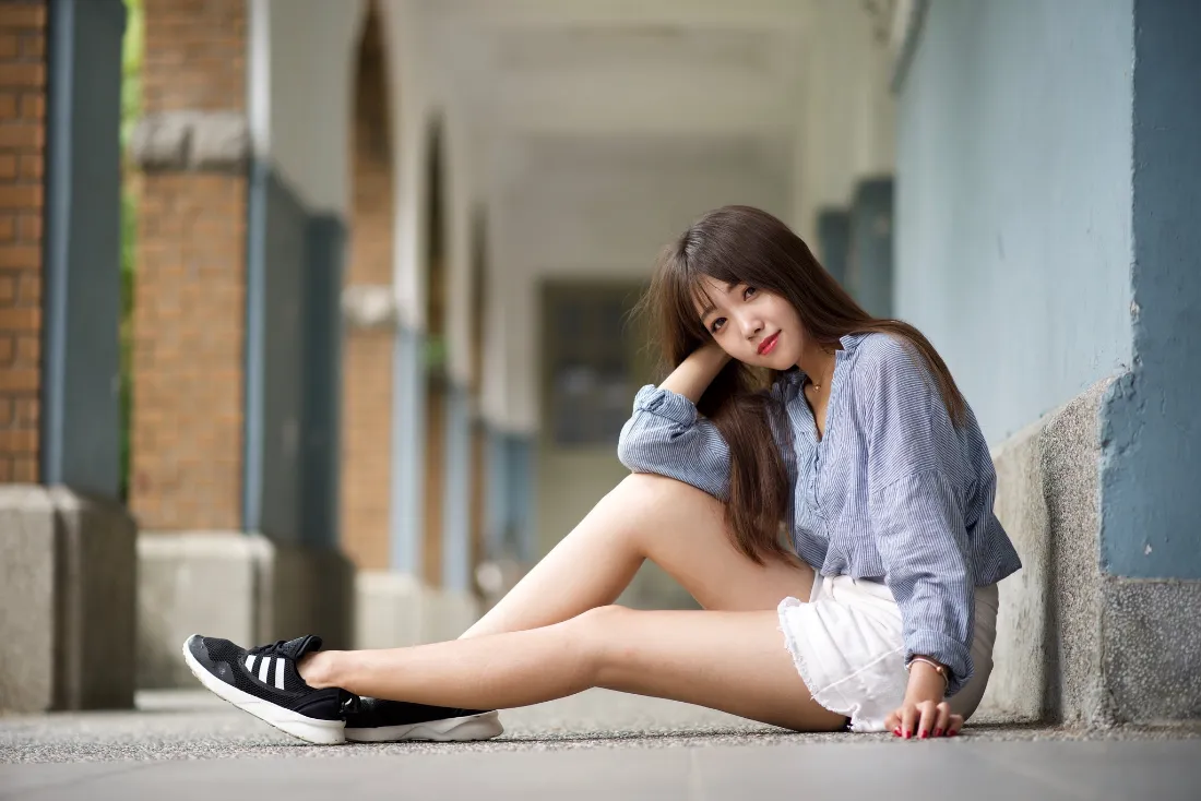 2k长发少女壁纸｜走廊背景图片 - 休闲街拍「哲风壁纸」