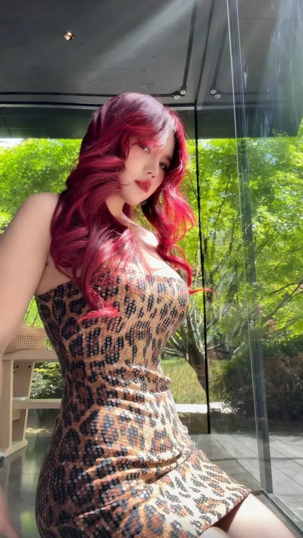 红发美女手机壁纸｜豹纹穿搭背景图片 - 窗边御姐「哲风壁纸」