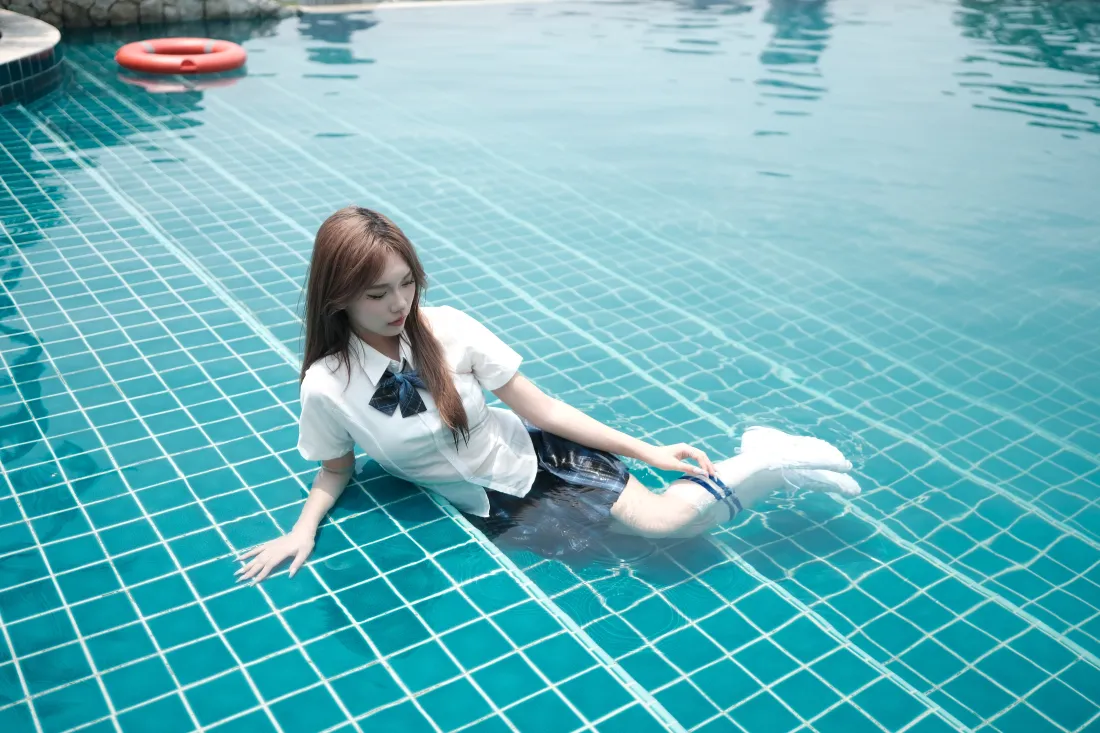 6kJK少女壁纸｜游泳池背景图片 - 清凉夏日「哲风壁纸」