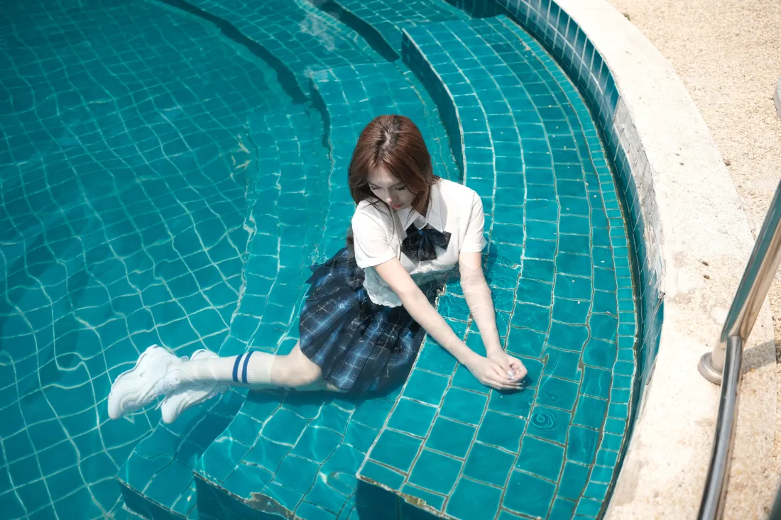 6k少女壁纸｜泳池背景图片 - 清新休闲穿搭「哲风壁纸」