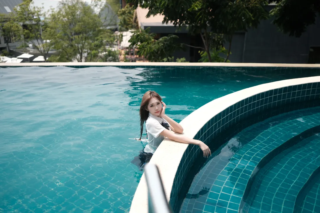 6kJK美女壁纸｜户外泳池背景图片 - 清新休闲「哲风壁纸」