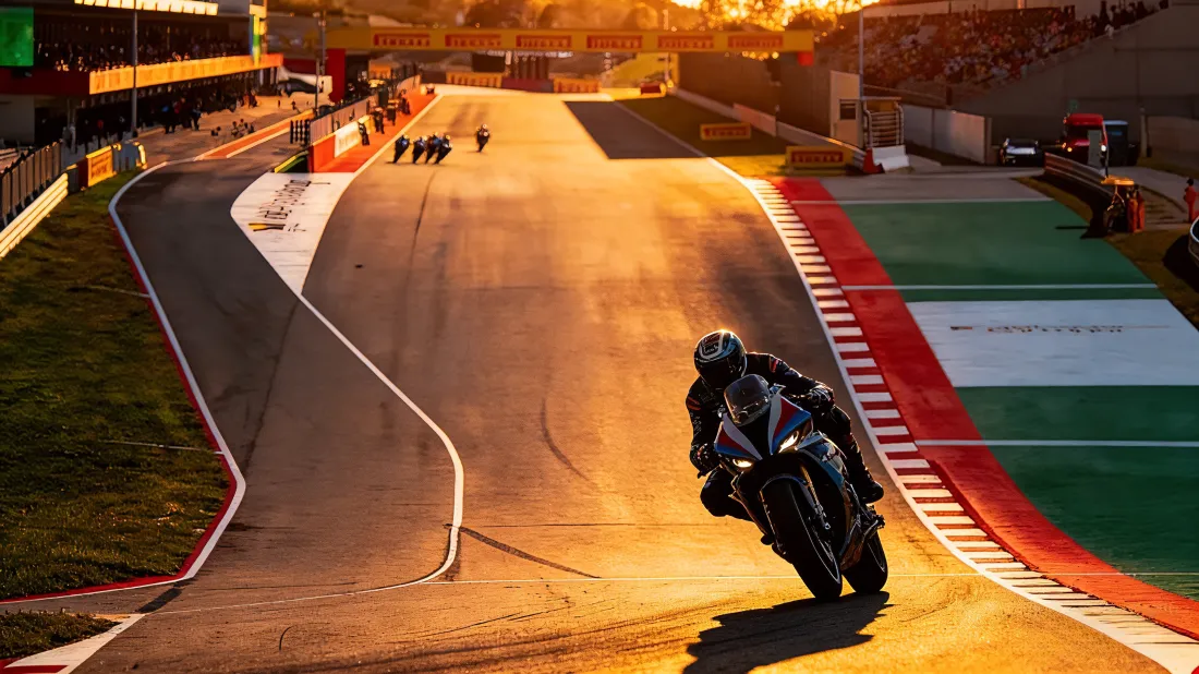 3k机车少年壁纸｜赛道背景图片 - 日落黄昏压弯「哲风壁纸」