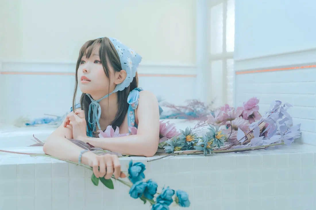 10k泳装美女壁纸｜清新室内背景图片 - 浴缸蓝花「哲风壁纸」