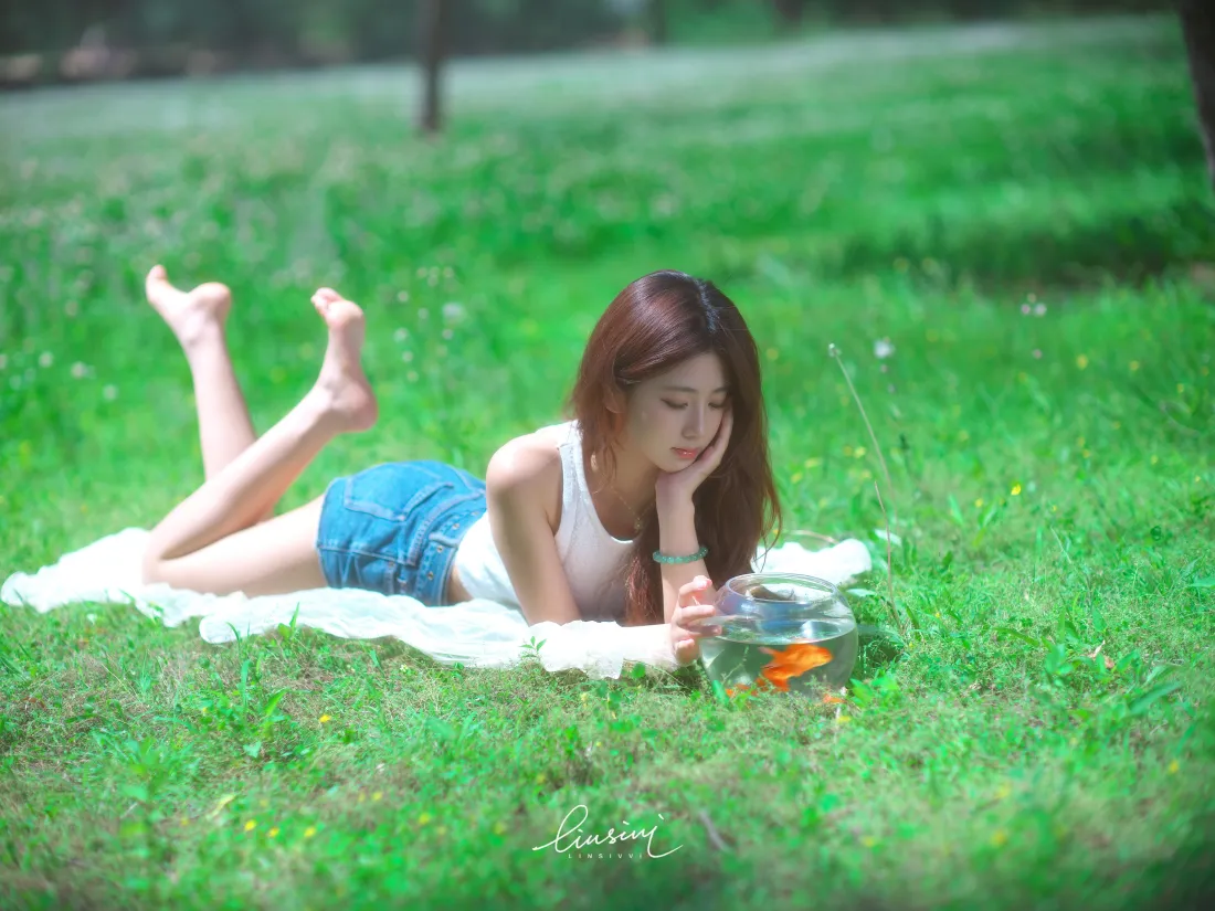 4k少女壁纸｜户外背景图片 - 草地赏鱼「哲风壁纸」