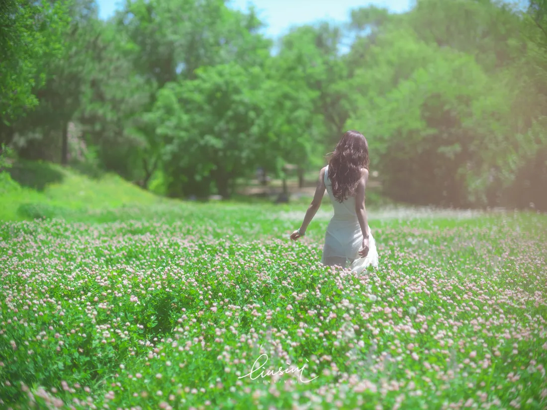 4k长发少女壁纸｜自然背景图片 - 郊野花田「哲风壁纸」