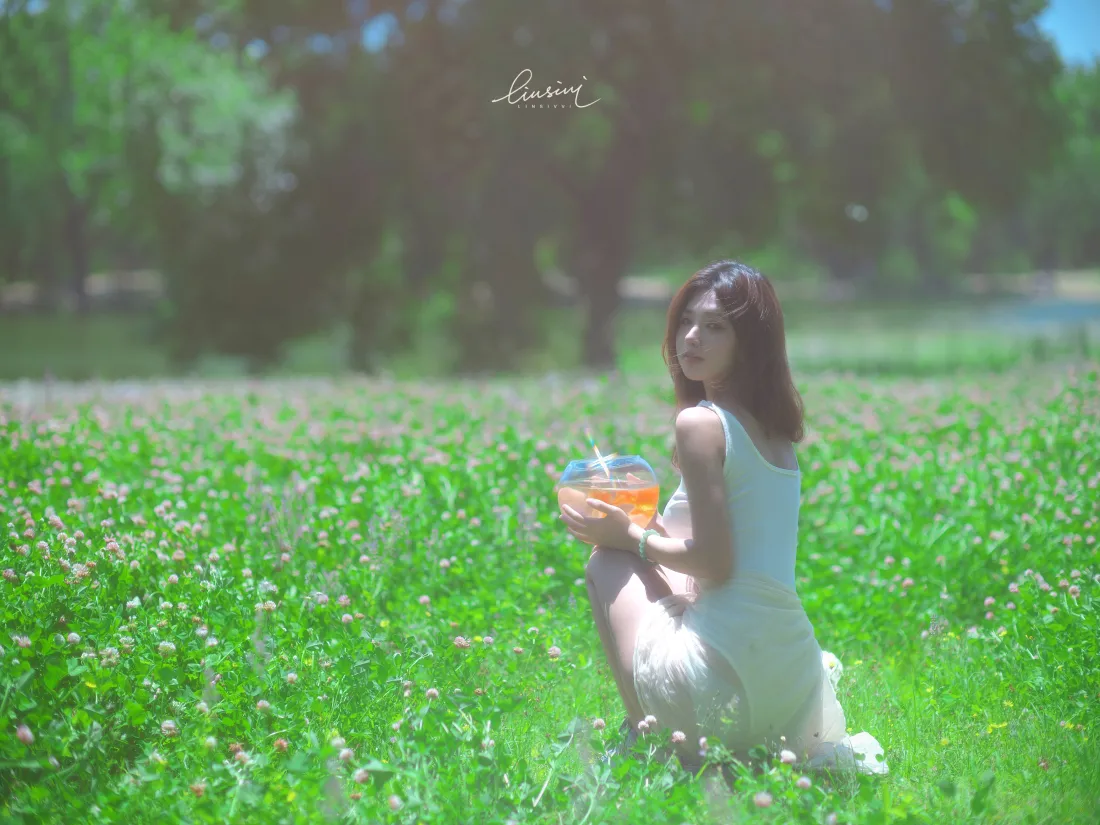 4k清新少女壁纸｜户外背景图片 - 花野草地「哲风壁纸」