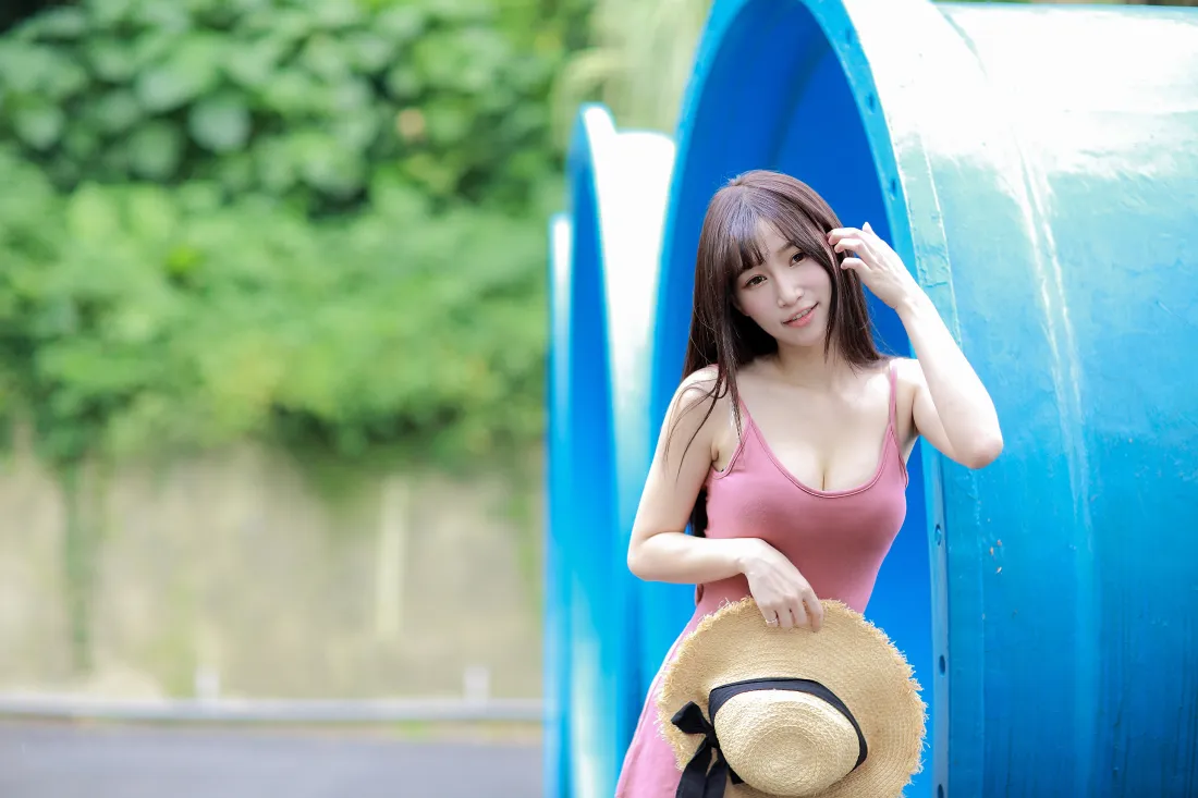 4k粉裙美女壁纸｜户外背景图片 - 工业区留影「哲风壁纸」