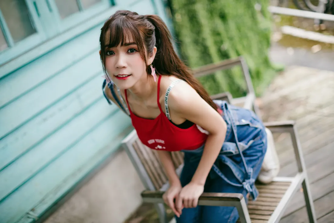 4k马尾少女壁纸｜院子背景图片 - 红色吊带牛仔裤「哲风壁纸」