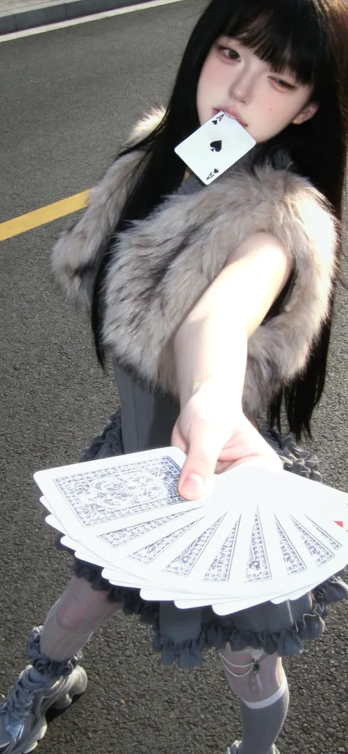 长发美女手机壁纸｜扑克牌背景图片 - 户外甜系穿搭「哲风壁纸」