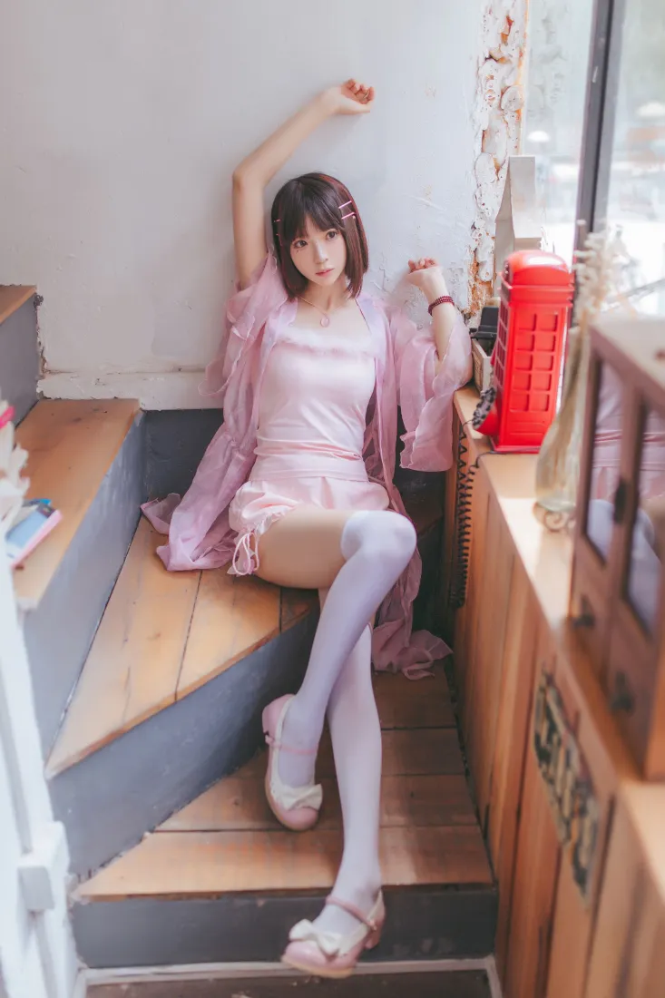 粉色短发少女手机壁纸｜清新室内背景图片 - 阳光「哲风壁纸」