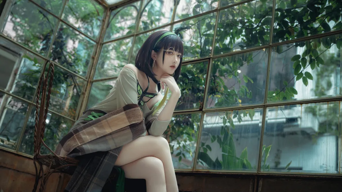 6k二次元少女壁纸｜绿色背景图片 - 温室窗边「哲风壁纸」