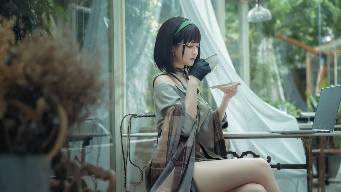 6k短发少女壁纸｜绿色休闲背景图片 - 安静午后「哲风壁纸」