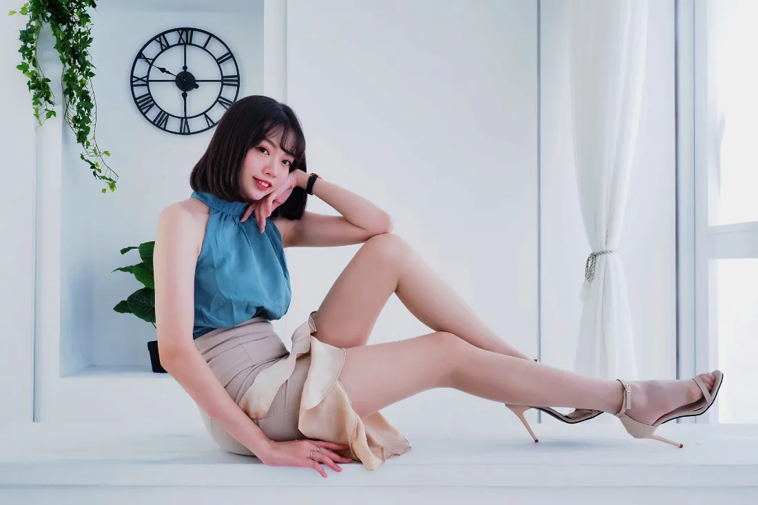 2k清新短发美女壁纸｜居家背景图片 - 简约白色「哲风壁纸」