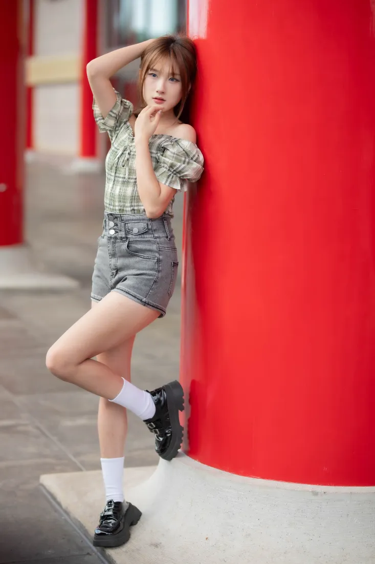 甜酷少女手机壁纸｜户外背景图片 - 休闲街拍「哲风壁纸」