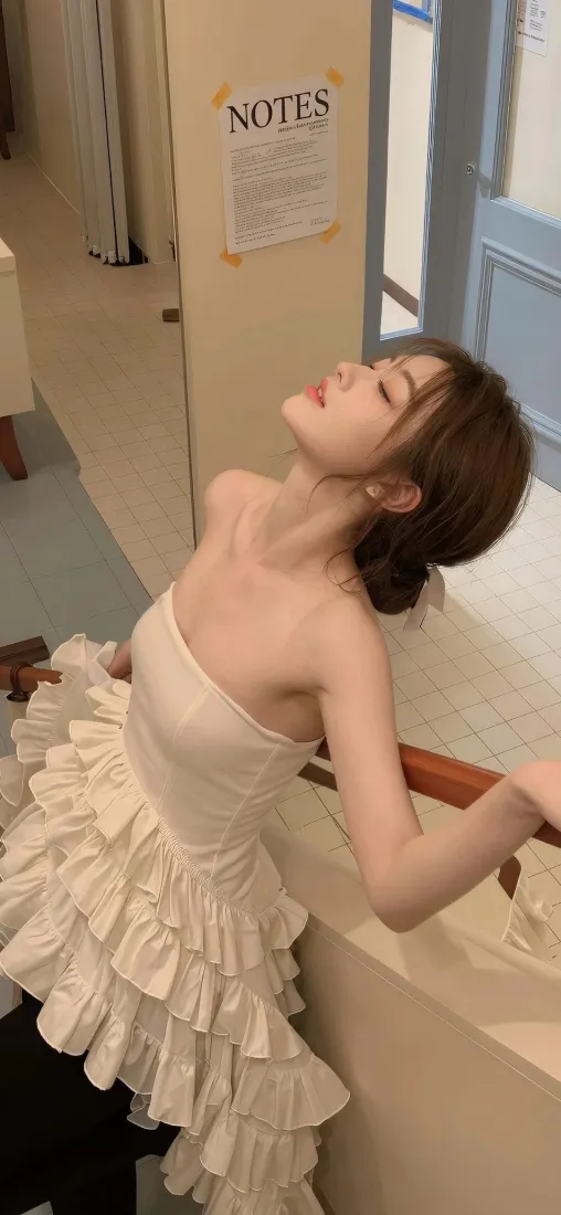 气质美女手机壁纸｜iOS背景图片 - 白色吊带裙「哲风壁纸」