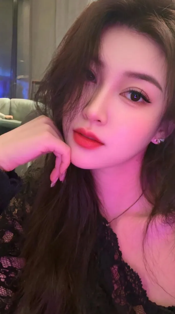 长发美女手机壁纸｜室内背景图片 - 氛围感女神「哲风壁纸」