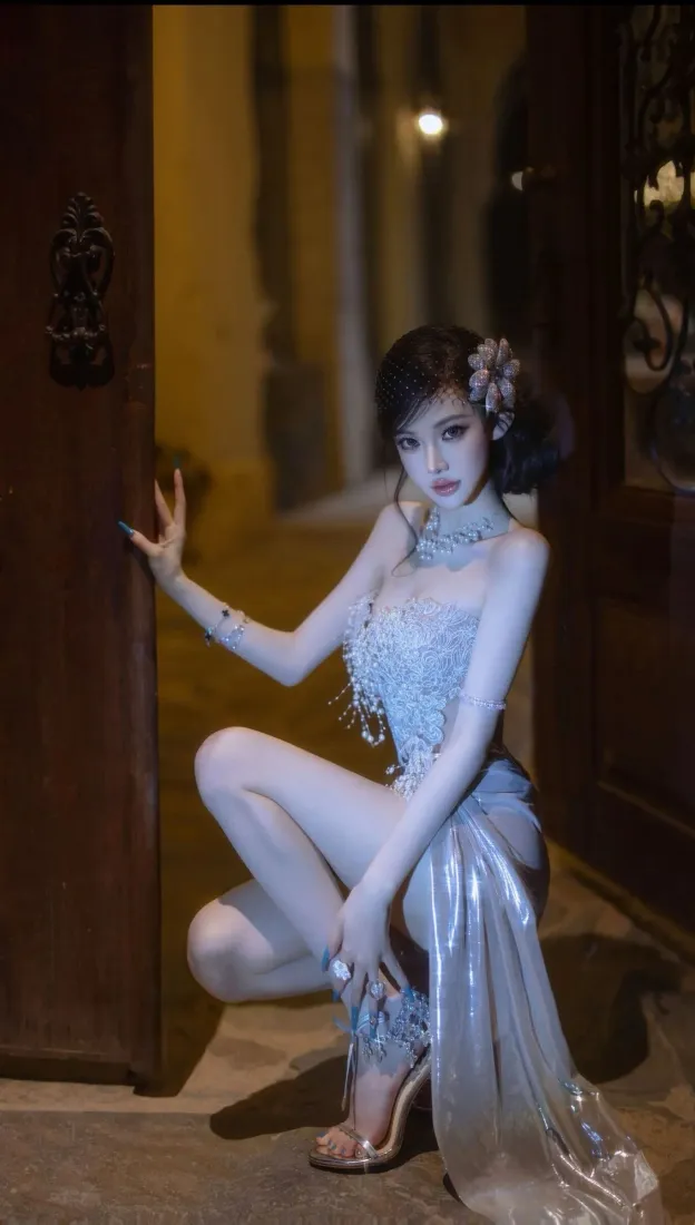 气质美女手机壁纸｜iOS手机背景图片 - 浅蓝礼服「哲风壁纸」