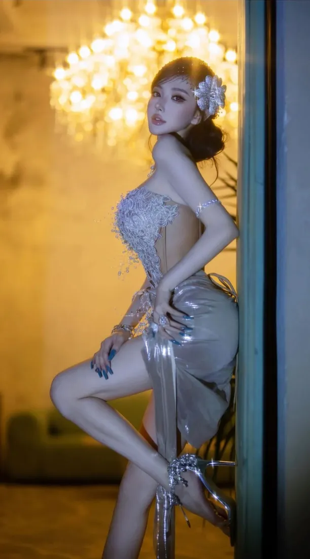 银裙美女手机壁纸｜暖光室内背景图片 - iOS「哲风壁纸」