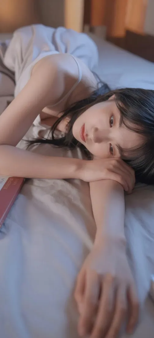 长发美女手机壁纸｜居家背景图片 - 慵懒侧卧「哲风壁纸」