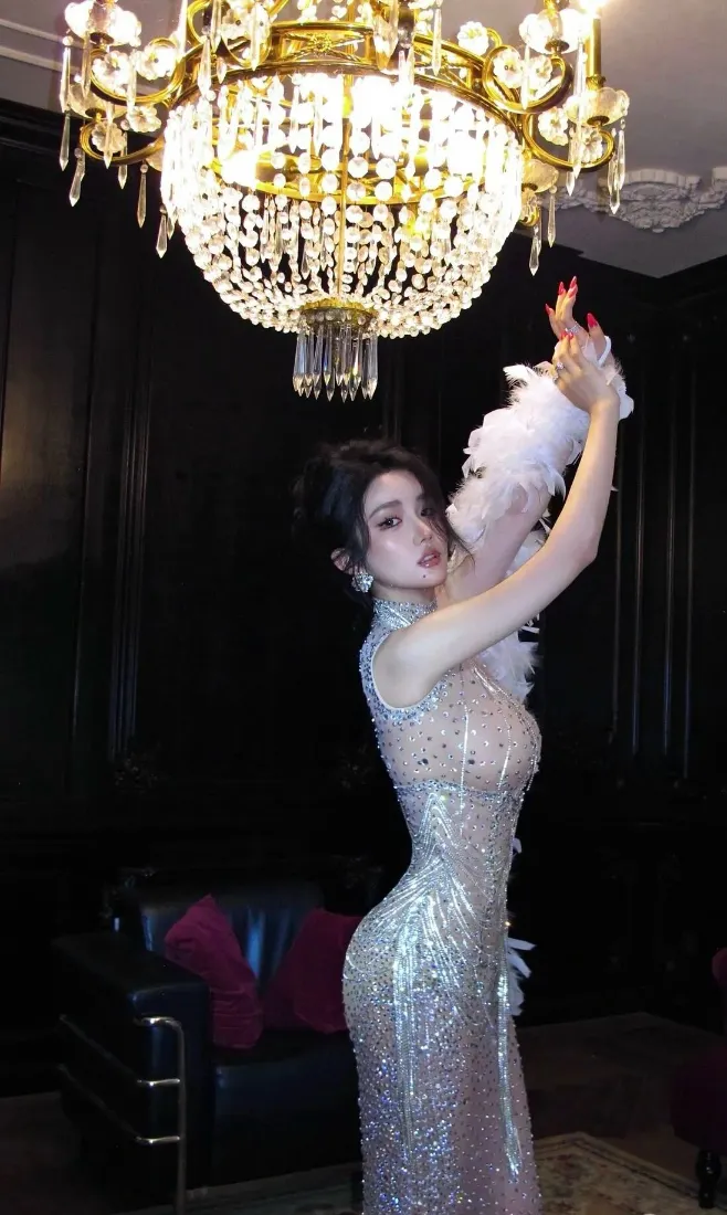 气质美女手机壁纸｜黑色背景图片 - 水晶吊灯「哲风壁纸」