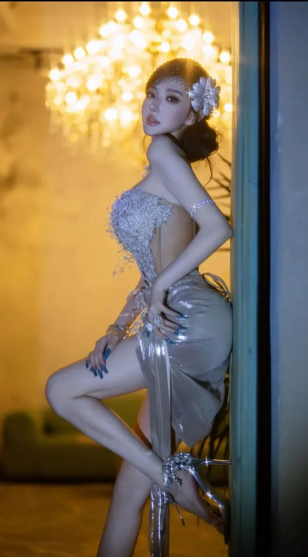 银色礼服美女手机壁纸｜暖黄室内背景图片 - 性感御姐「哲风壁纸」