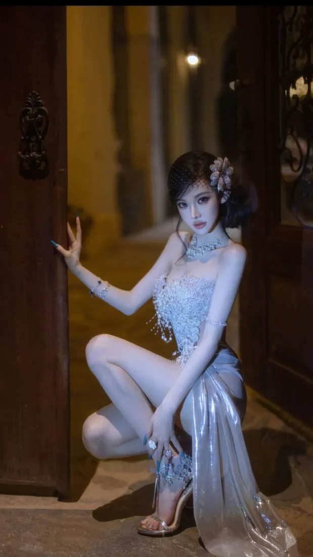 浅蓝礼服美女手机壁纸｜室内暖光背景图片 - 性感高跟「哲风壁纸」