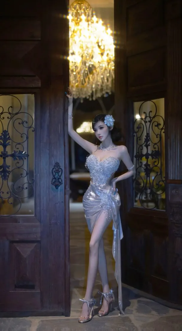 银色抹胸开叉礼服美女手机壁纸｜轻奢室内背景图片 - iOS「哲风壁纸」