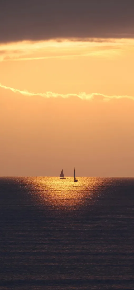 晚霞黄昏手机壁纸｜湖水背景图片 - 水面帆船日落风景「哲风壁纸」