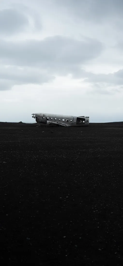 飞机残骸手机壁纸｜黑沙滩背景图片 - 阴郁旷野「哲风壁纸」