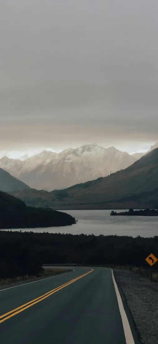 雪山手机壁纸｜道路背景图片 - 阴天静谧远山湖泊「哲风壁纸」
