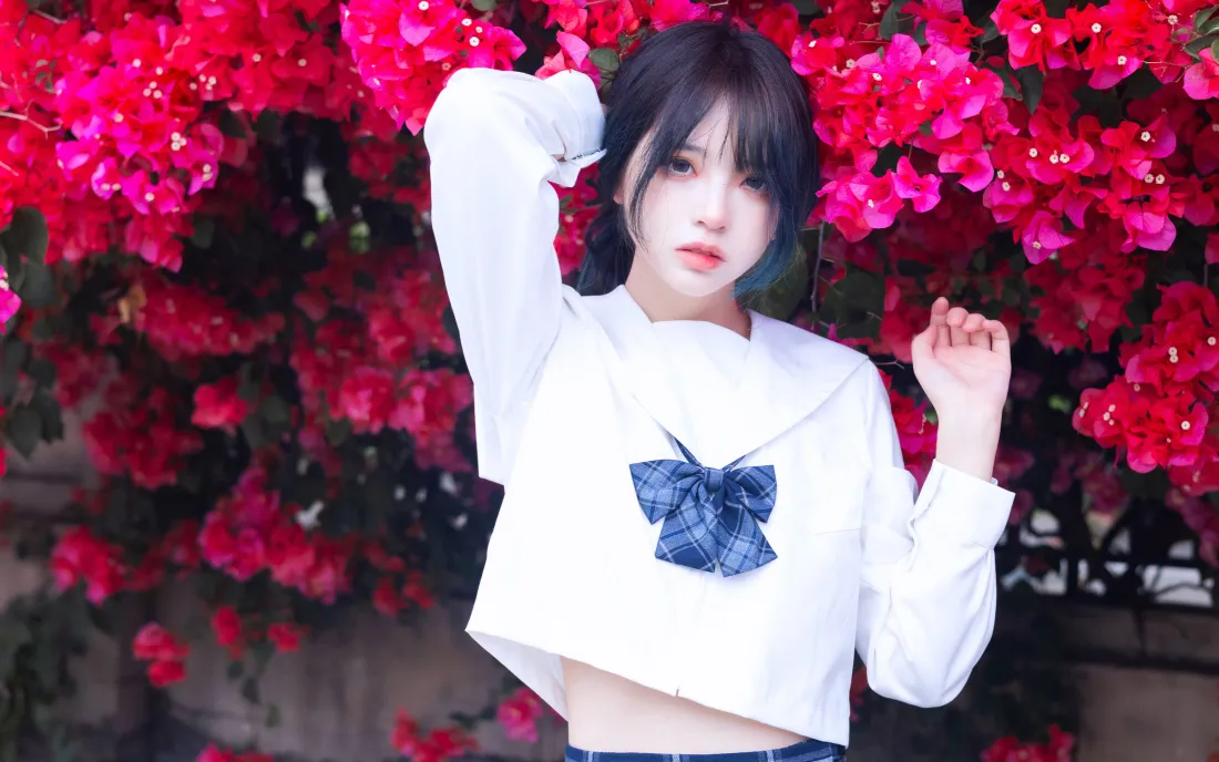 4k甜酷少女壁纸｜红花背景图片 - 元气穿搭「哲风壁纸」