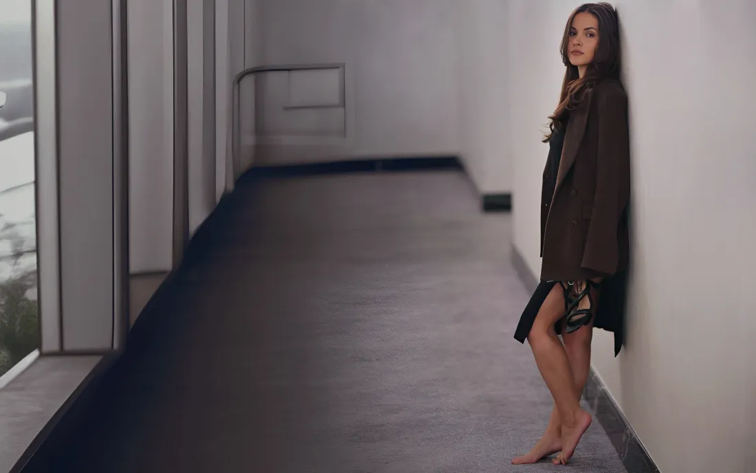 4k欧美美女壁纸｜走廊背景图片 - 美腿美足「哲风壁纸」