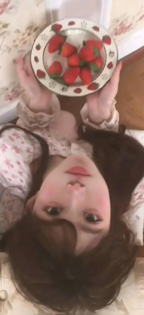 长发美女手机壁纸｜居家背景图片 - 新鲜草莓「哲风壁纸」