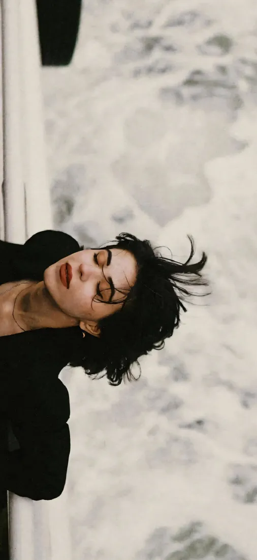 仰拍女性手机壁纸｜大理石纹理背景图片 - 短发黑衣「哲风壁纸」