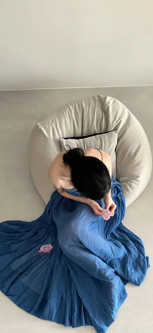 简约蓝色长裙手机壁纸｜慵懒背景图片 - 气质女性背影「哲风壁纸」