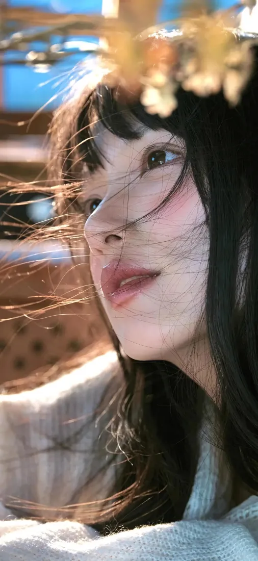 温柔长发女生手机壁纸｜阳光户外背景图片 - 清透侧颜「哲风壁纸」